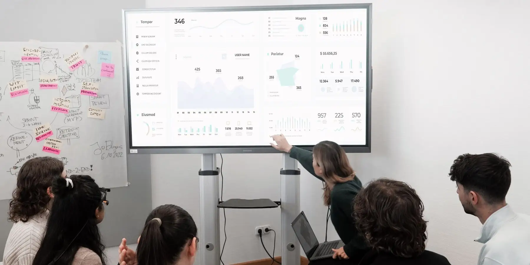 Equipo de marketing revisando los resultados de las campañas en una pantalla
