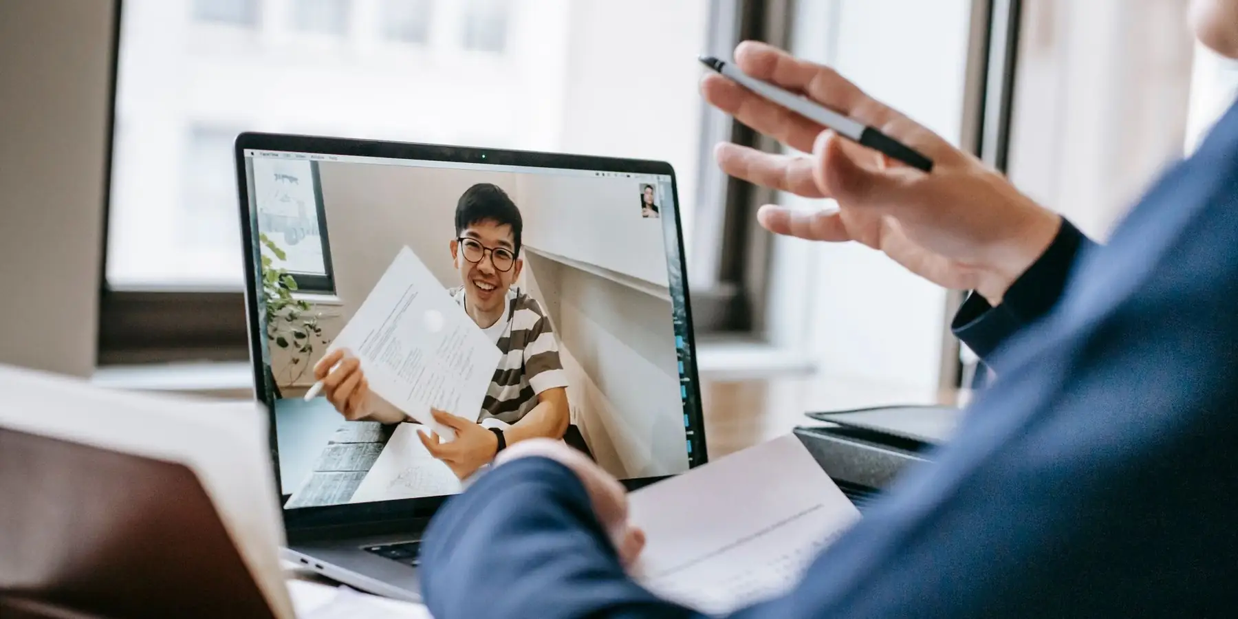 Una conversación por videollamada sobre una laptop